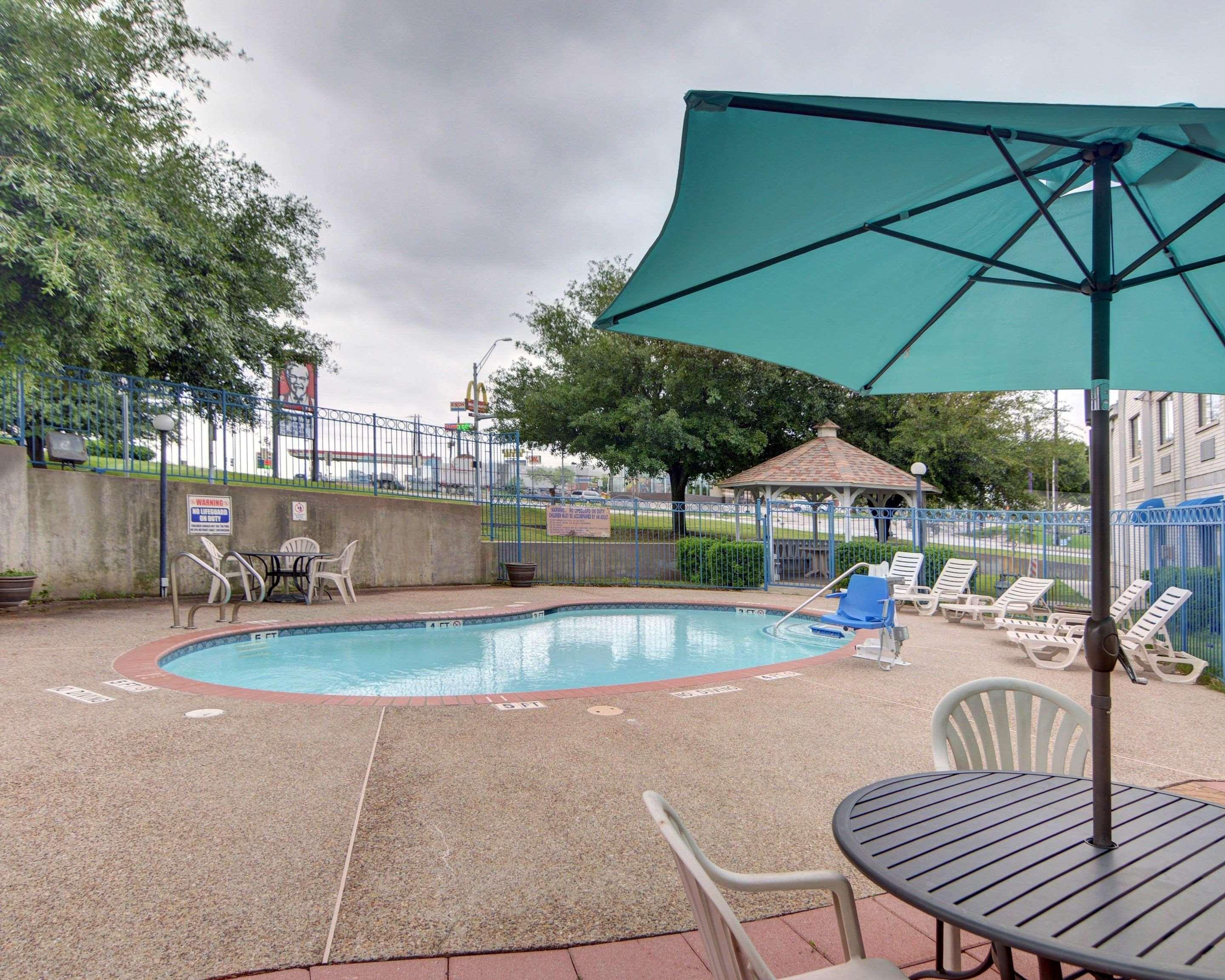 Quality Inn & Suites Grand Prairie Extérieur photo