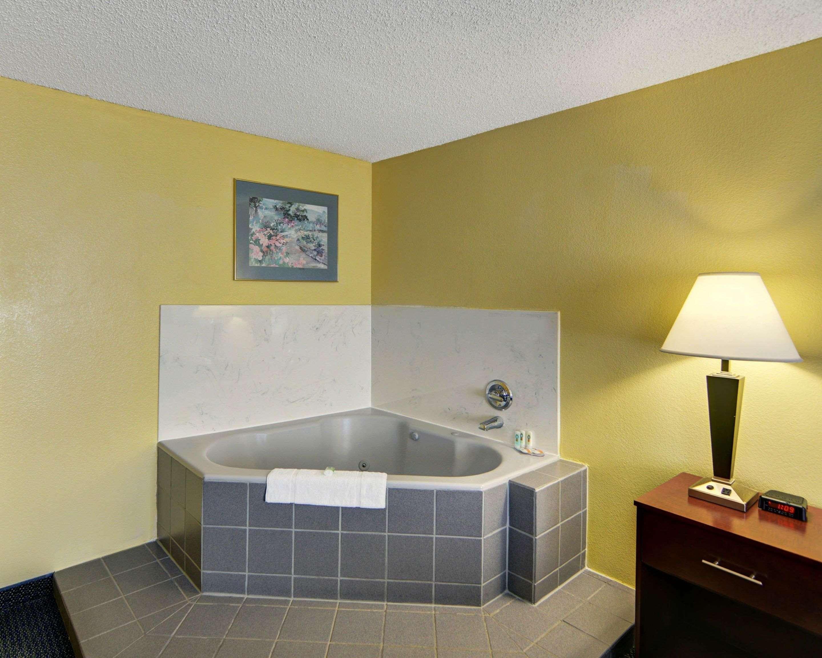 Quality Inn & Suites Grand Prairie Extérieur photo