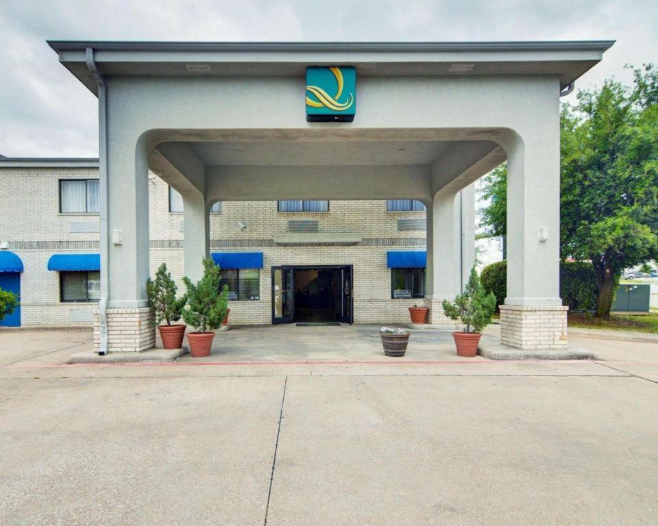 Quality Inn & Suites Grand Prairie Extérieur photo