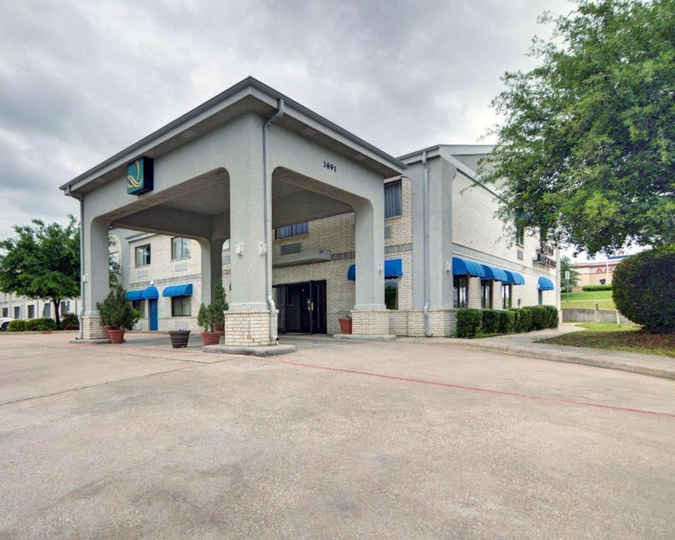 Quality Inn & Suites Grand Prairie Extérieur photo